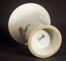 meissen-kleine-vase-mit-blumenmalerei.3