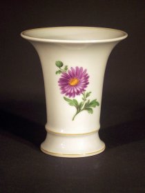 meissen-kleine-vase-mit-blumenmalerei