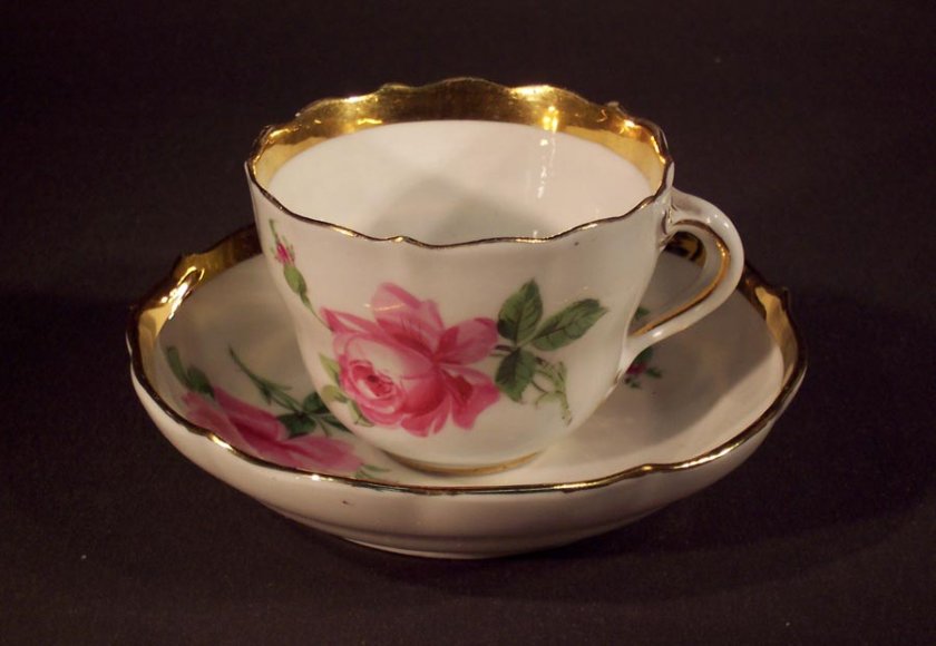 mokkatasse-meissen-rote-rose-mit-goldrand-knaufzeit