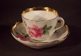 mokkatasse-meissen-rote-rose-mit-goldrand-knaufzeit