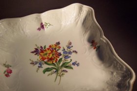 meissen-schale-fein-gemalte-blumen-reliefrand-und-gold.3