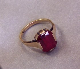 ring-gold-333-mit-rotem-stein.11