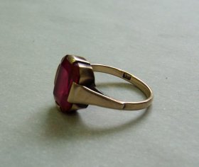 ring-gold-333-mit-rotem-stein.3