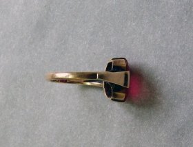 ring-gold-333-mit-rotem-stein.5