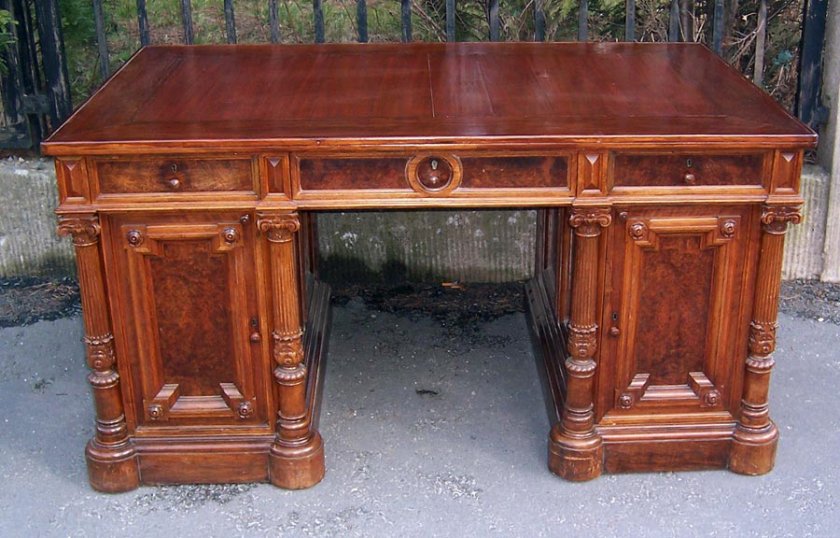 schreibtisch-nuss-und-nusswurzelfurnier-um-1880