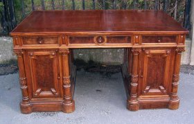 schreibtisch-nuss-und-nusswurzelfurnier-um-1880