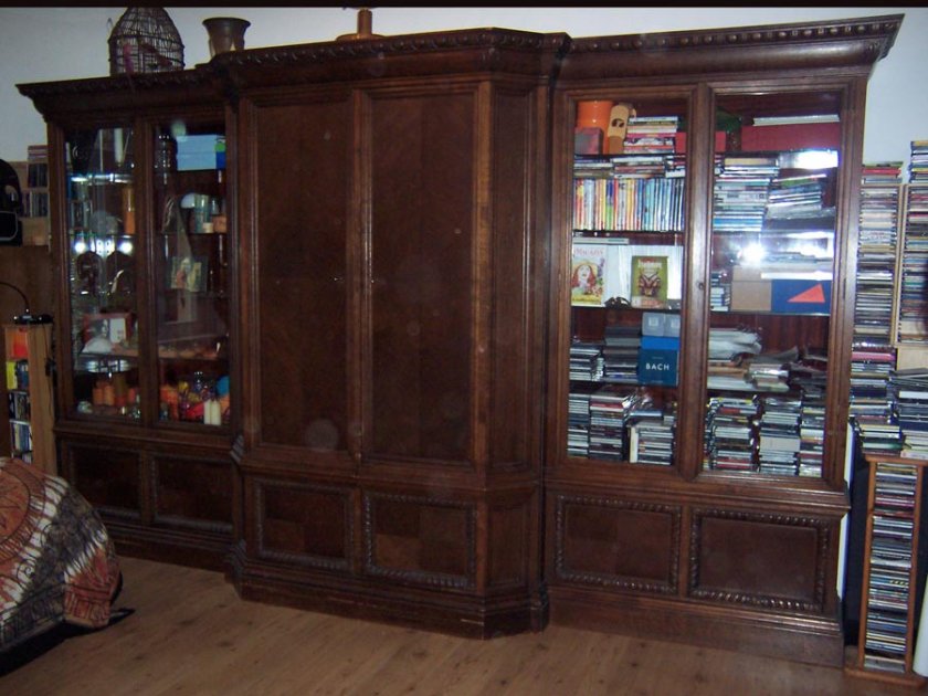 seltener-grosser-buecherschrank