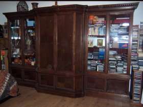 seltener-grosser-buecherschrank