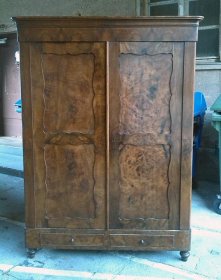 dielenschrank-um-1840-nussbaum.1