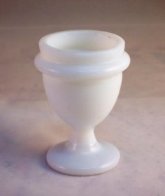 eierbecher-um-1850-milchglas