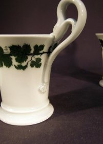 meissen-weinlaub-zwei-tassen-mit-schwanenhenkel.7