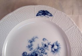 meissen-4-teller-blaue-blumen-mit-insekten-altozier-flechtrand.3