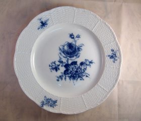 meissen-4-teller-blaue-blumen-mit-insekten-altozier-flechtrand.8
