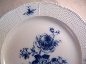meissen-4-teller-blaue-blumen-mit-insekten-altozier-flechtrand.9