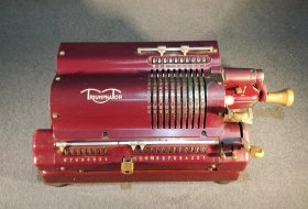 rechenmaschine-triumphator-rot.1