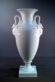 saechsische-porzellanmanufaktur-dresden-vase-mit-schwanenhenkeln.2