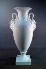 saechsische-porzellanmanufaktur-dresden-vase-mit-schwanenhenkeln.2