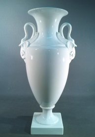 saechsische-porzellanmanufaktur-dresden-vase-mit-schwanenhenkeln.4