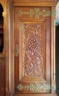 buffet-um-1900-jugendstil-mit-laendlichen-schnitzerreien-wein-fruechte.5