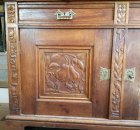 buffet-um-1900-jugendstil-mit-laendlichen-schnitzerreien-wein-fruechte.7