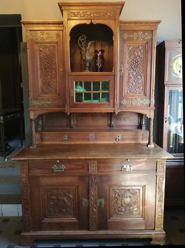 buffet-um-1900-jugendstil-mit-laendlichen-schnitzerreien-wein-fruechte