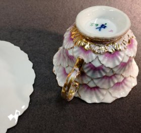 meissen-tasse-prunktasse-um-1820-biedermeier-relief-rosa-gold-1-wahl.11