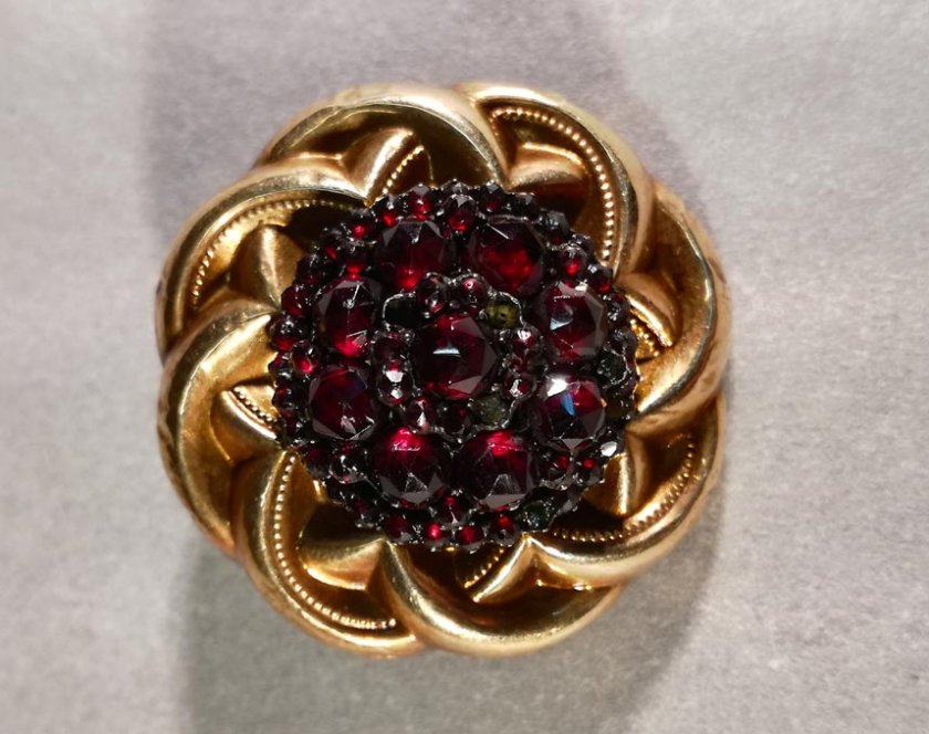 biedermeier-goldbrosche-mit-granat-anhaenger