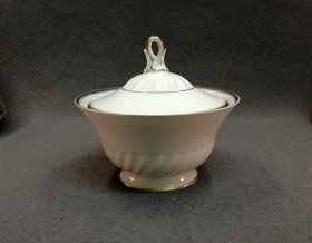 hutschenreuther-bonboniere-porzellandose-art-deco-um-1920