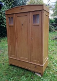 kleiderschrank-um-1910-unrestauriert.1