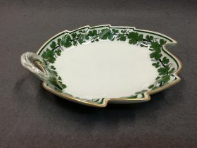 meissen-grosse-blattschale-weinlaub-mit-gold-um-1880-1-w-2v2.5