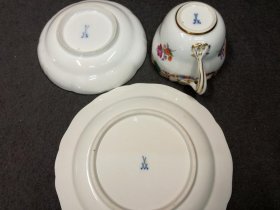 meissen-um-1860-80-blumengierlanden-und-buketts-golddekor.11