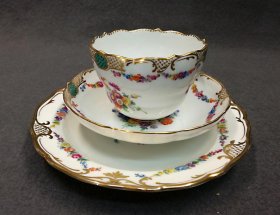 meissen-um-1860-80-blumengierlanden-und-buketts-golddekor.1