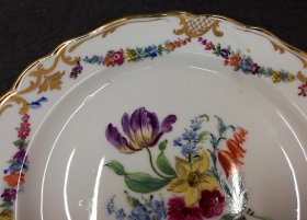 meissen-um-1860-80-blumengierlanden-und-buketts-golddekor.3