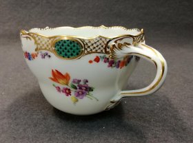 meissen-um-1860-80-blumengierlanden-und-buketts-golddekor.7