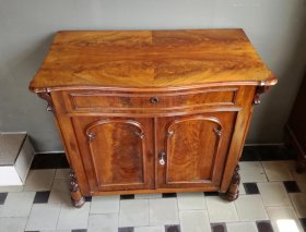kleines-schraenkchen-kommode-spaetbiedermeier-um-1860-nuss.3