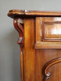 kleines-schraenkchen-kommode-spaetbiedermeier-um-1860-nuss.6