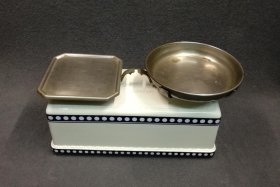 kuechenwaage-krups-weis-mit-blau-dekor-1900-1920.1