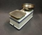 kuechenwaage-krups-weis-mit-blau-dekor-1900-1920.2
