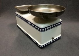 kuechenwaage-krups-weis-mit-blau-dekor-1900-1920.3