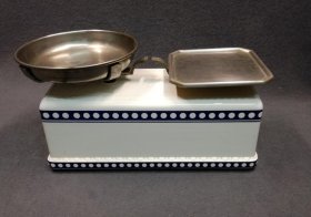 kuechenwaage-krups-weis-mit-blau-dekor-1900-1920.4