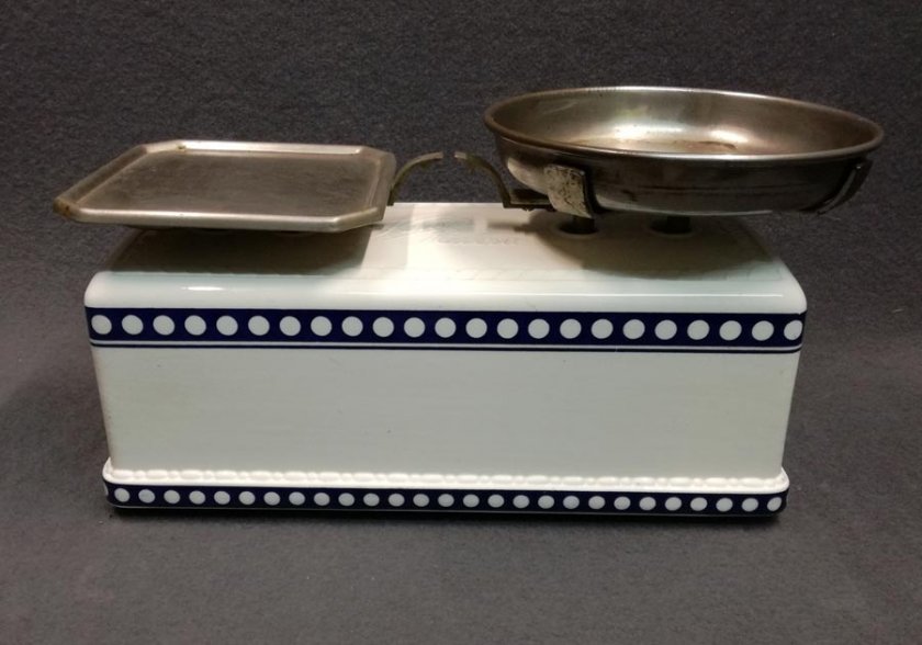 kuechenwaage-krups-weis-mit-blau-dekor-1900-1920