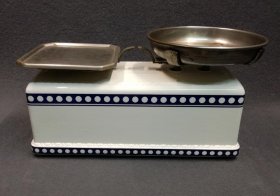 kuechenwaage-krups-weis-mit-blau-dekor-1900-1920
