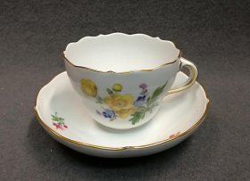 meissen-kaffeetasse-reiches-blumenbukett-mit-gold.3
