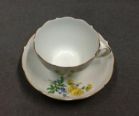 meissen-kaffeetasse-reiches-blumenbukett-mit-gold.4