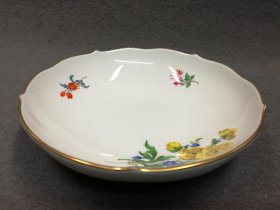 meissen-kaffeetasse-reiches-blumenbukett-mit-gold.7