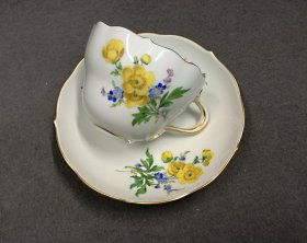 meissen-kaffeetasse-reiches-blumenbukett-mit-gold