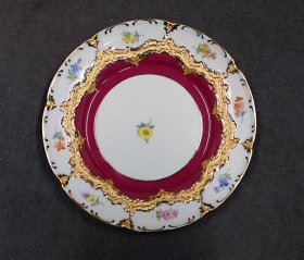 meissen-prunkteller-gold-relief-rot-und-bluemchenmalerei-m-wandhalter.3