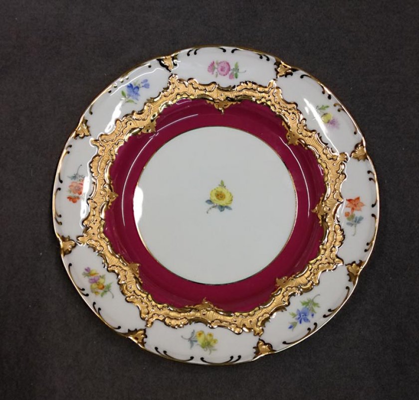 meissen-prunkteller-gold-relief-rot-und-bluemchenmalerei-m-wandhalter