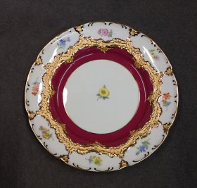 meissen-prunkteller-gold-relief-rot-und-bluemchenmalerei-m-wandhalter