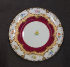 meissen-prunkteller-gold-relief-rot-und-bluemchenmalerei-m-wandhalter